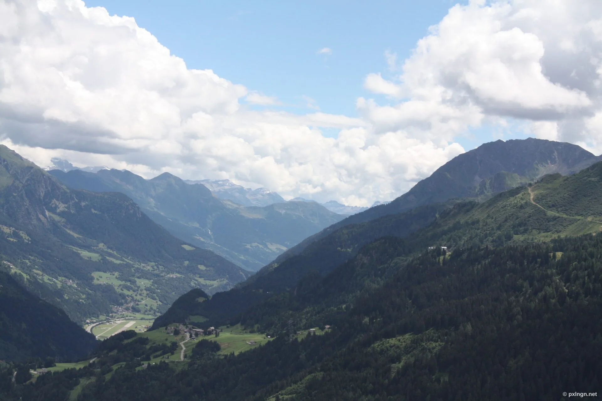 Original: Alpine Landschaft mit Raumschiffen und futuristischen Türmen