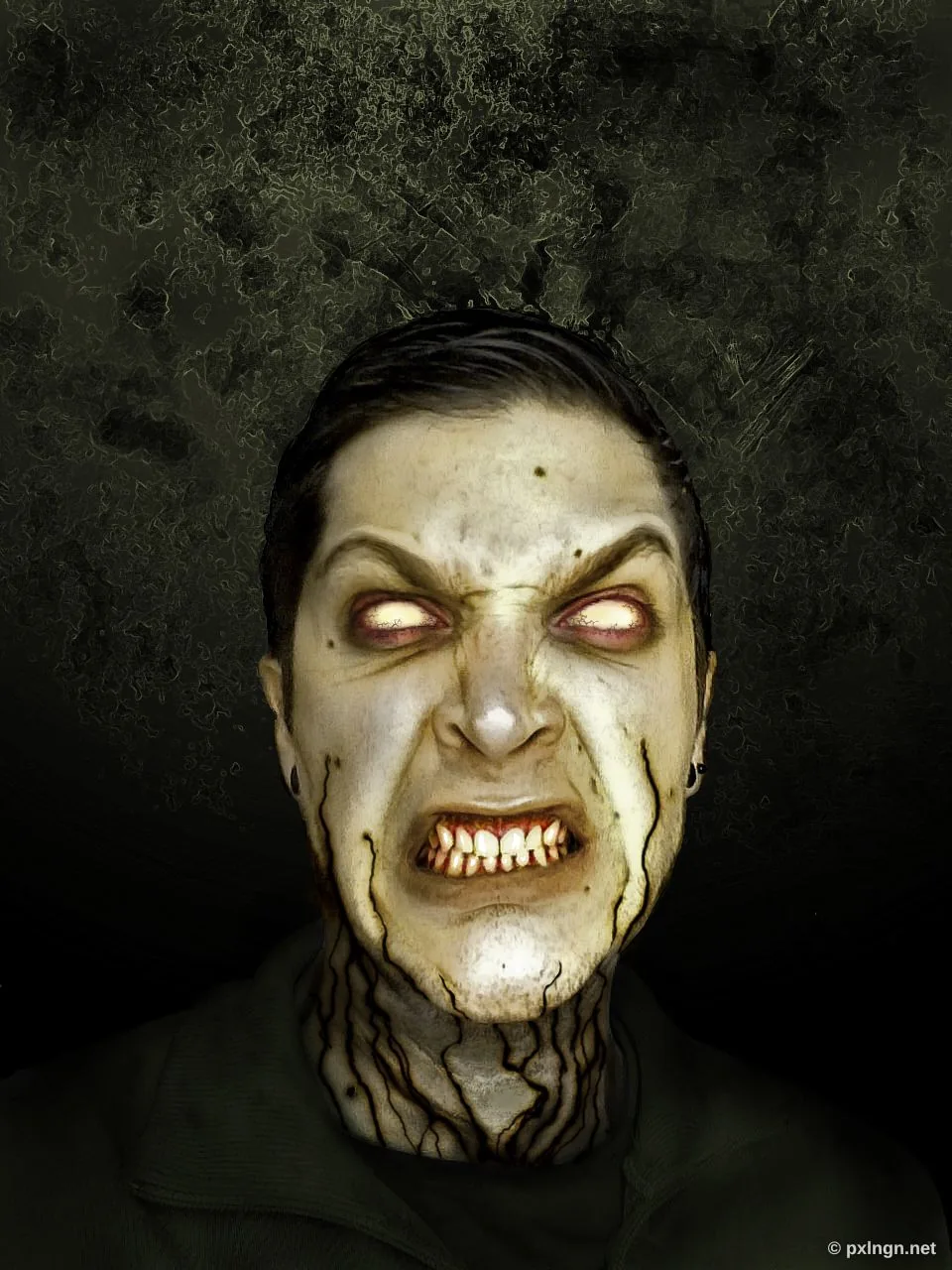 Vorher: Zombie-Porträt mit glühenden Augen, in Katakomben-Korridor mit Fackeln und Skeletten